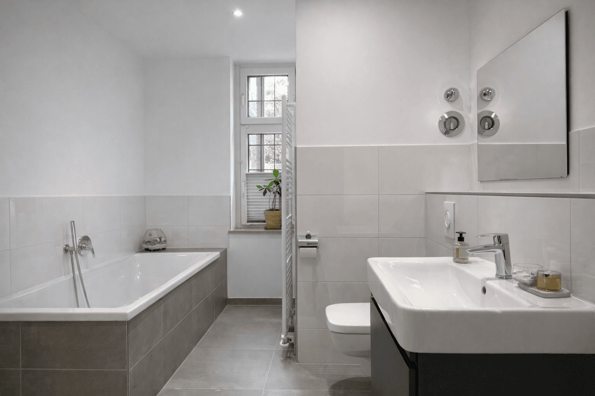 Bad mit präziser Detailausbildung und ruhiger Gestaltung