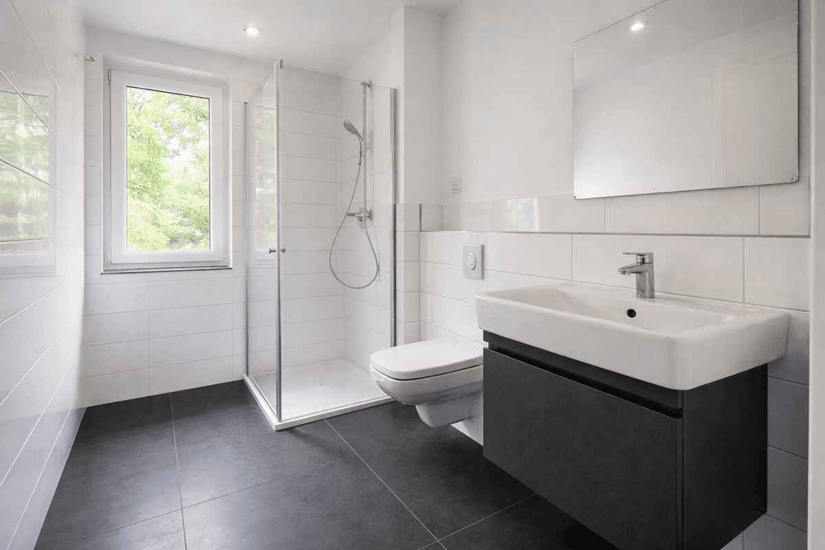 Bad einer Wohneinheit mit reduzierter Materialwahl