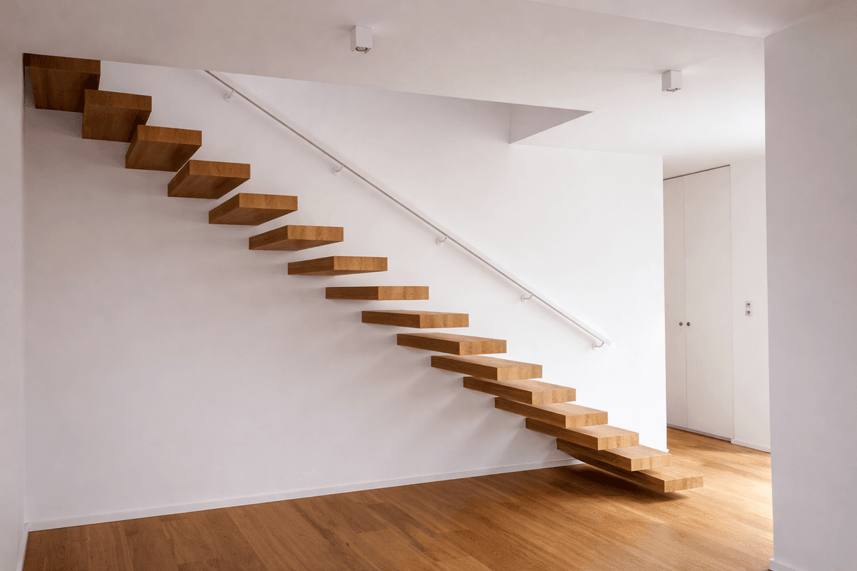 Offenes Treppenhaus mit klarer Linienführung