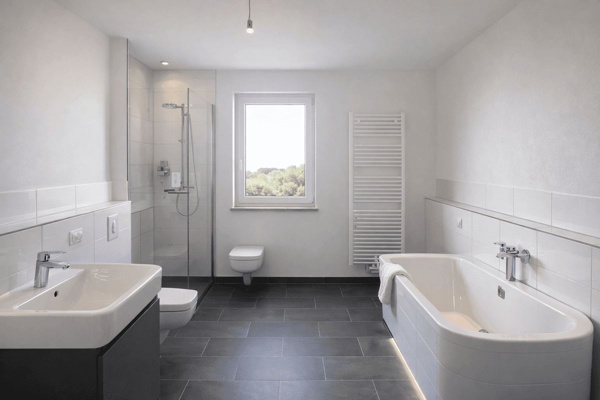 Bad einer Wohneinheit mit reduzierter Materialwahl